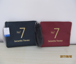 手にかばんを取る